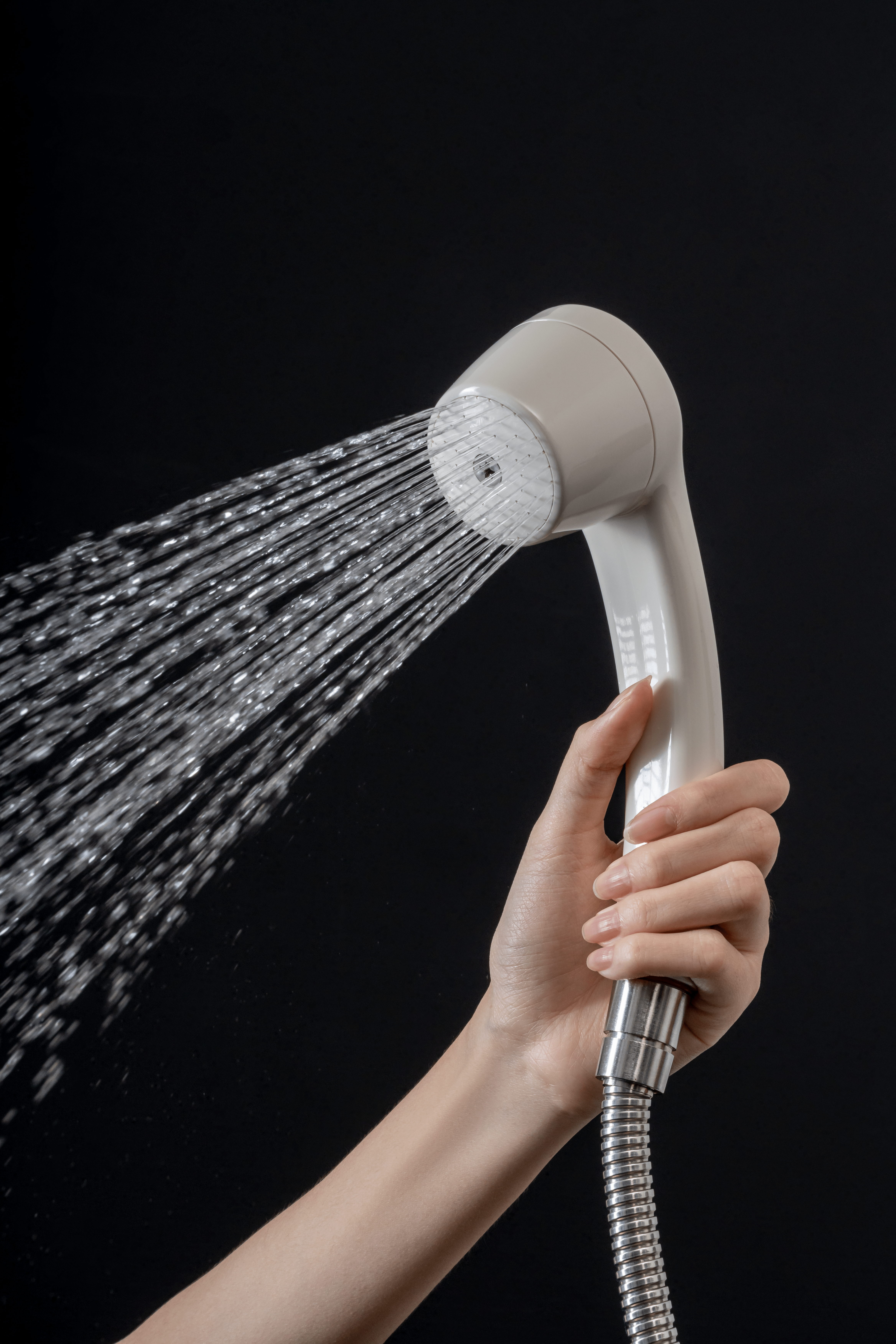 De-chlorinating shower