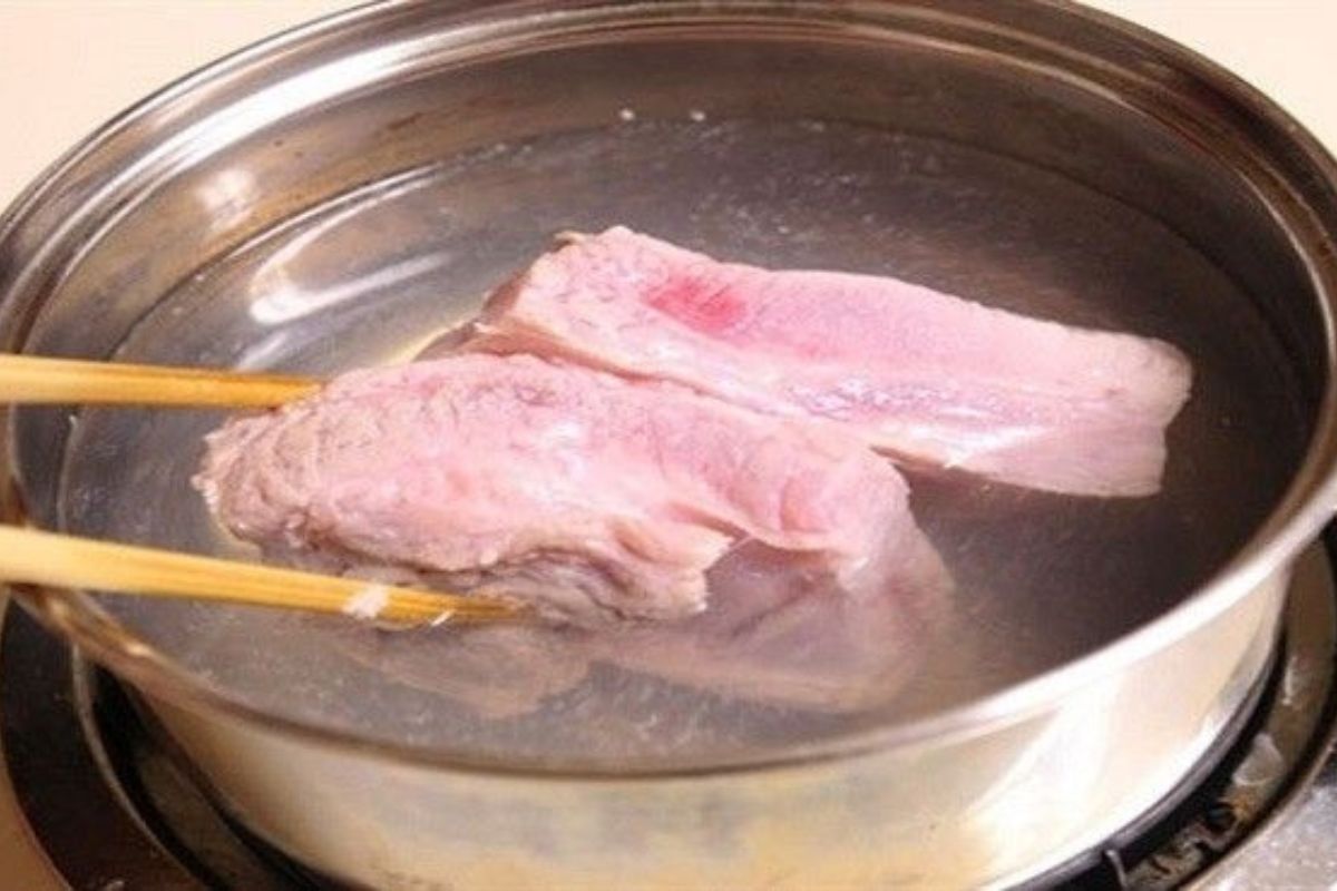 Thịt sau khi luộc vẫn có màu hồng đỏ, có thể nước đang nhiễm nitrit