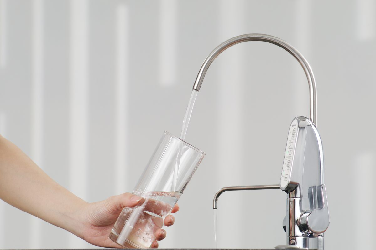 Nước sau lọc có màu trong suốt khi đựng trong cốc thủy tinh