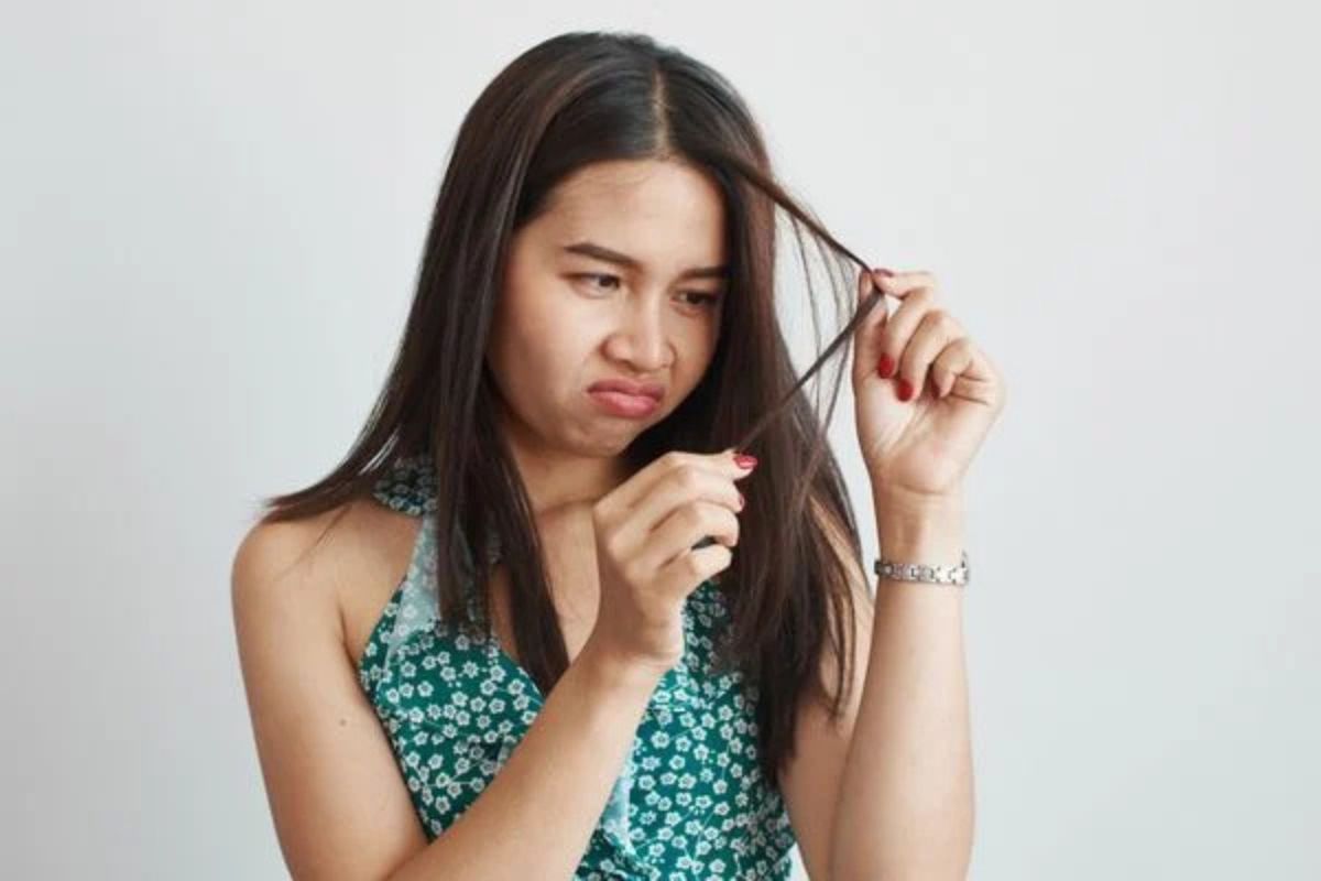 Khi tắm với nước có hàm lượng Clo cao, tóc cũng có thể trở nên khô và xơ rối