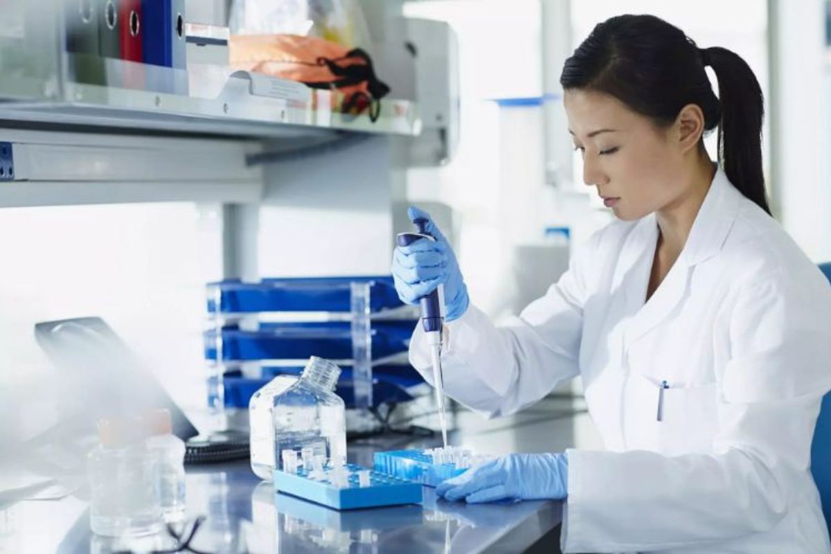 Đem mẫu nước đến phòng thí nghiệm kiểm tra hàm lượng Clo