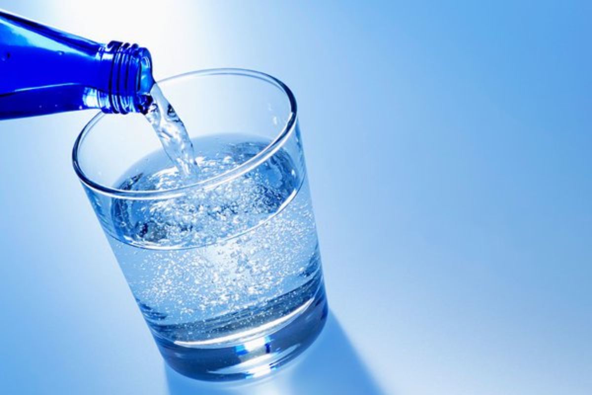 Nước khoáng có ga thể hiện qua bọt khí và âm thanh giải phóng CO2, nhưng bọt không phản ánh trực tiếp hàm lượng khoáng chất