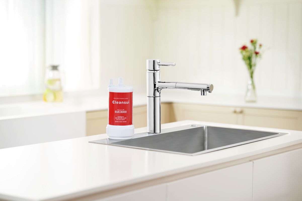 Thiết bị lọc nước lắp dưới bồn rửa Cleansui EU202 với thiết kế nhỏ gọn
