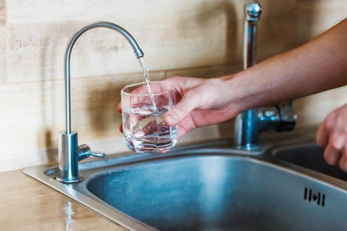 Máy lọc nước chảy yếu do đâu? Cách khắc phục hiệu quả ai cũng làm được