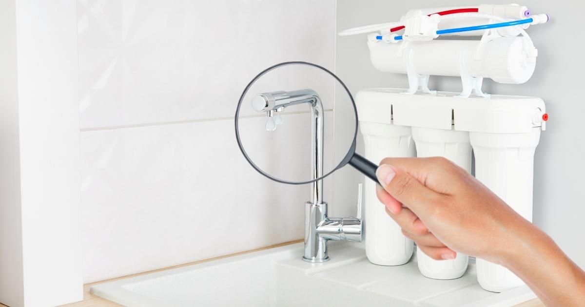 Máy lọc nước chảy yếu do rò rỉ nước tại các khớp nối