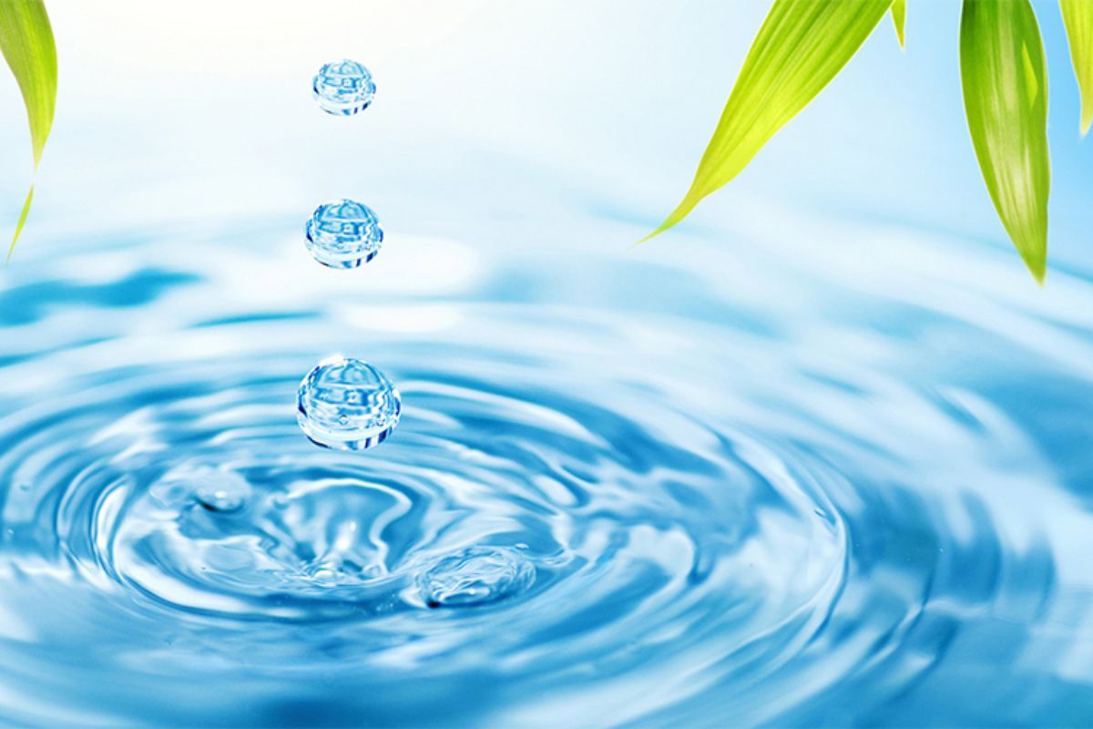 Nước tinh khiết là nước đã được lọc sạch tạp chất và khoáng chất, khác với nước vô khuẩn