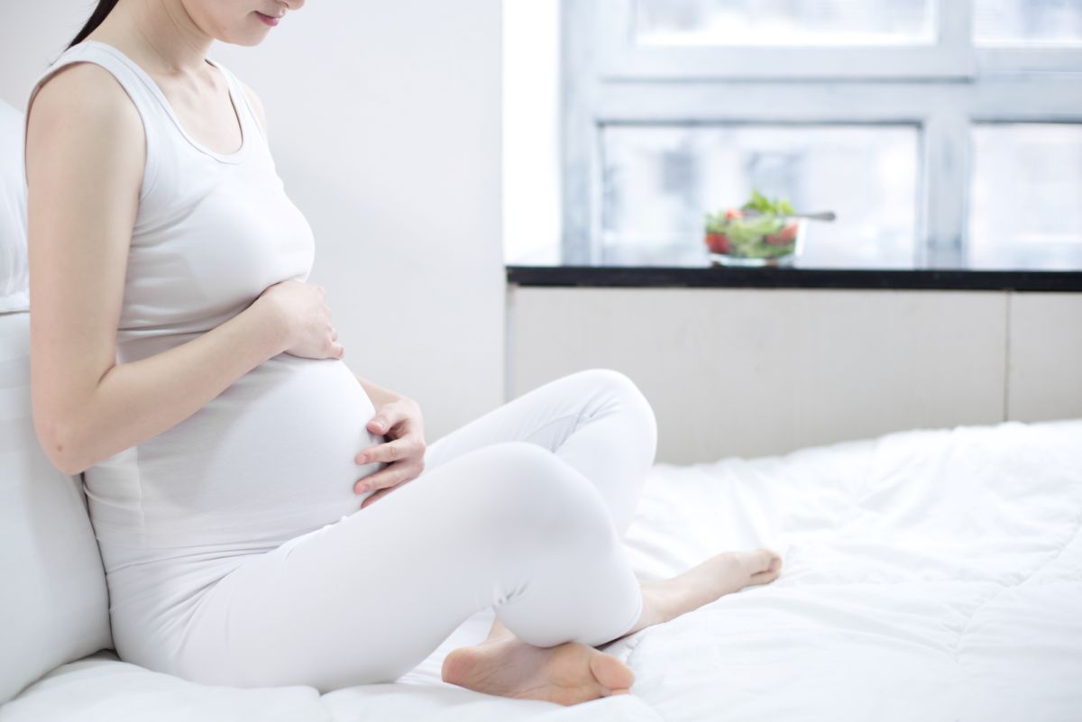 Bà bầu uống nước ion kiềm được không? Giải đáp chi tiết