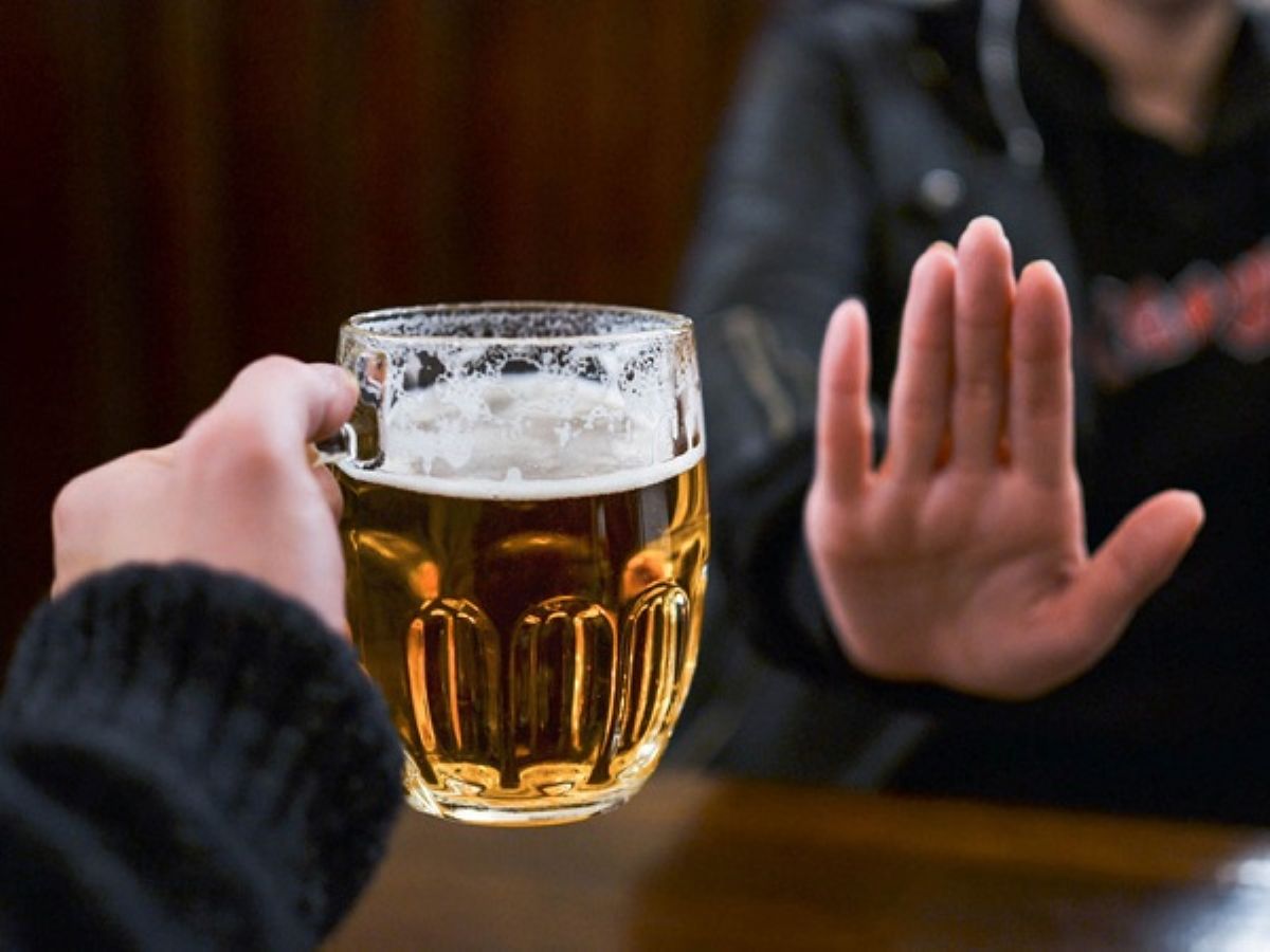 Mẹ bầu không nên uống các loại đồ uống có cồn và cafein