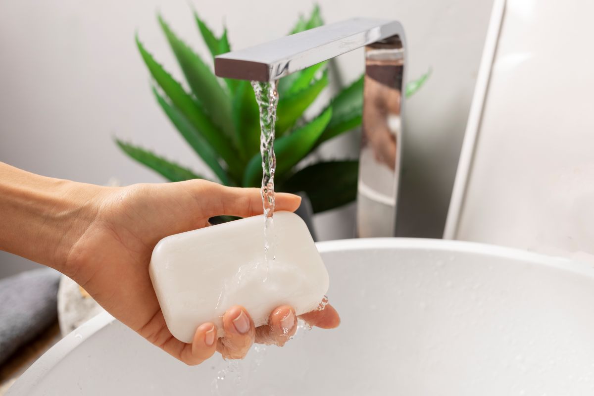 Khi sử dụng nước cứng, xà phòng sẽ khó tạo bọt