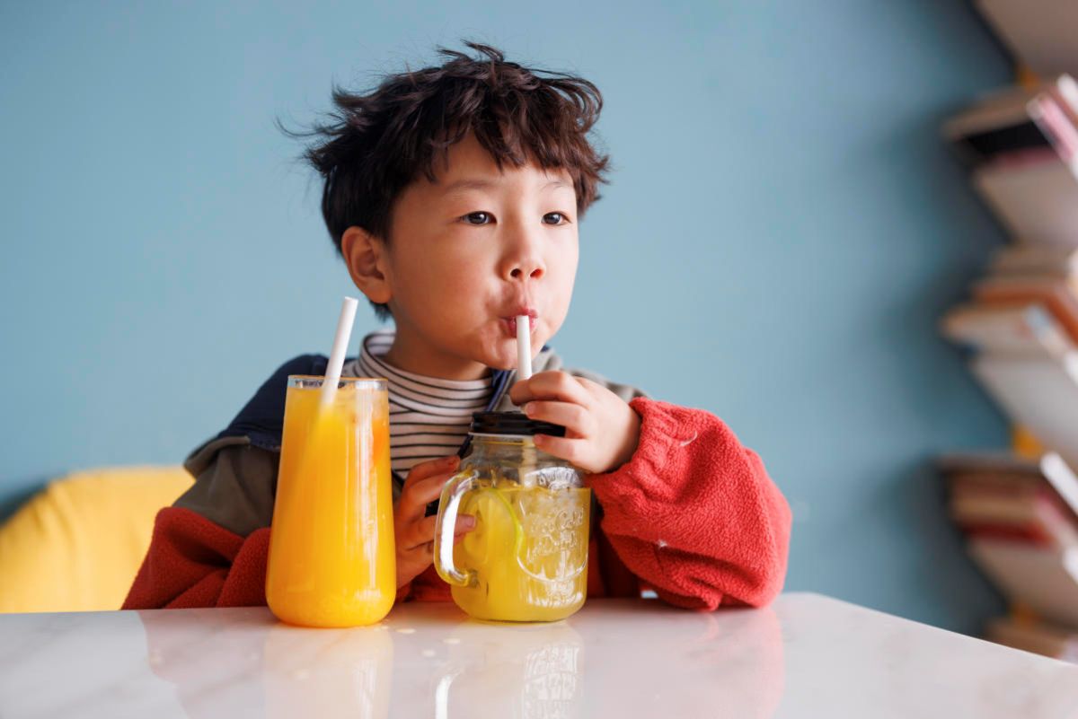 Nước trái cây tự nhiên giúp bé bổ sung vitamin