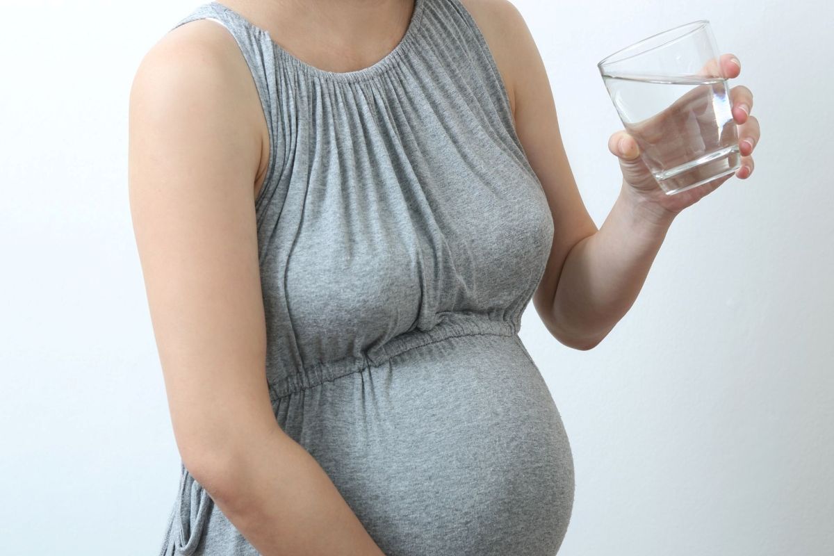 Mẹ bầu uống nước đá được không?