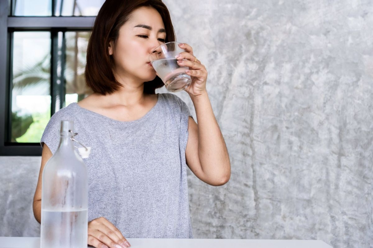 Mẹ bầu 3 tháng đầu uống nước đá được không?