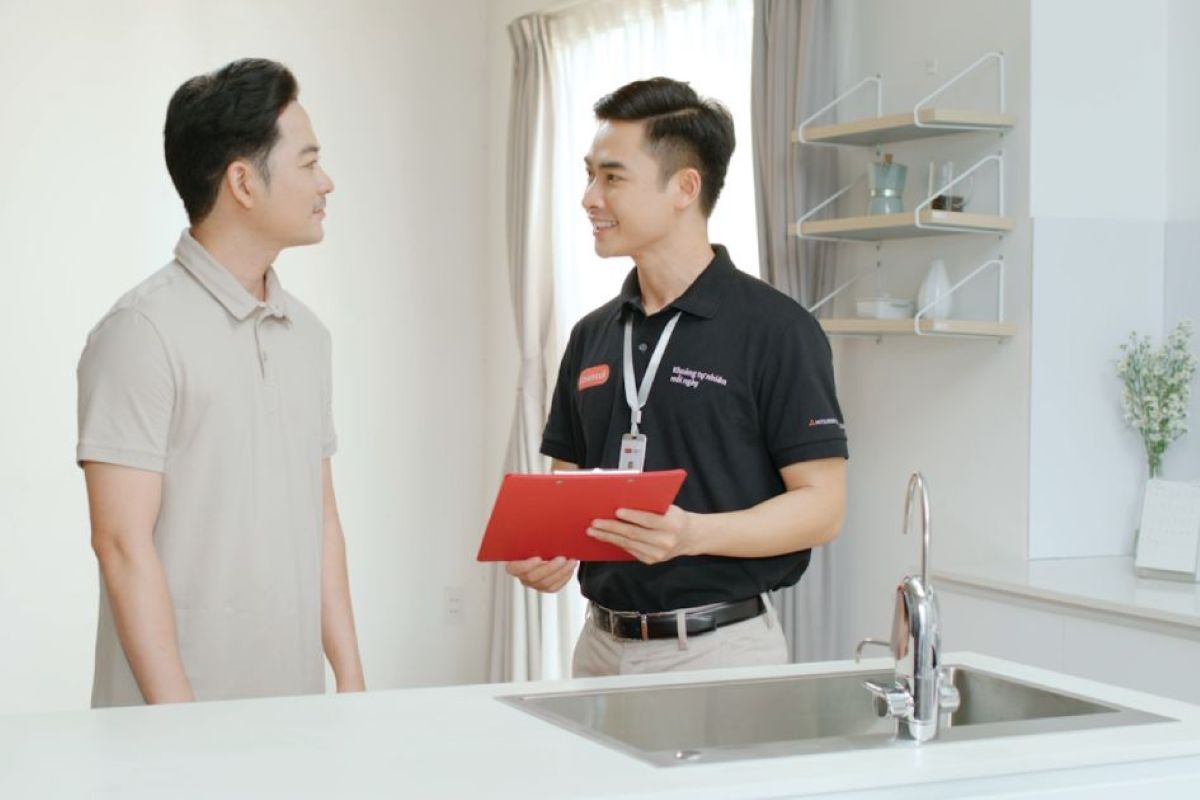 Kỹ thuật viên của Cleansui thực hiện bảo dưỡng định kỳ cho máy lọc nước