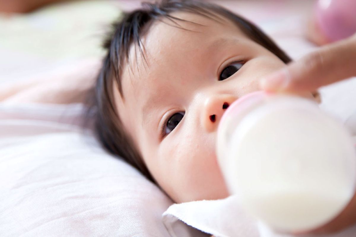 Trẻ sơ sinh dưới 6 tháng tuổi chỉ nên uống sữa mẹ