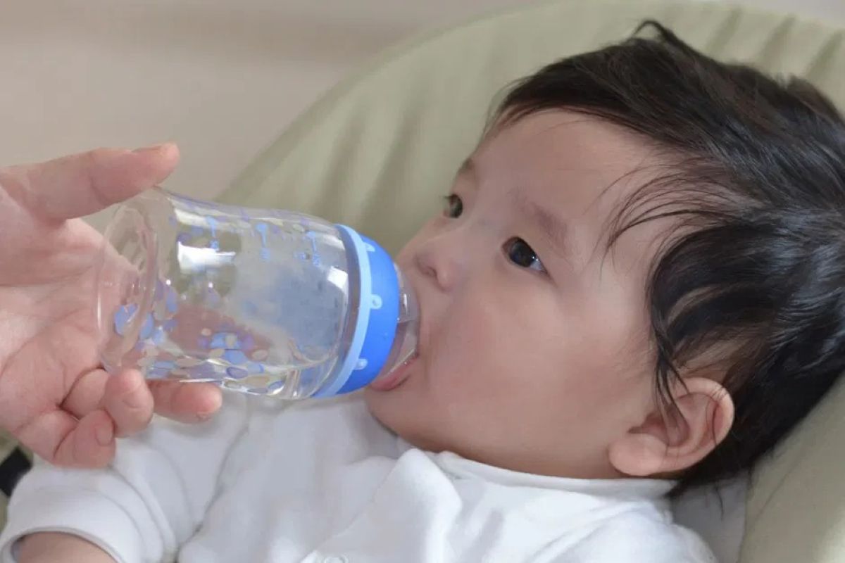 Cho trẻ uống nước ở nhiệt độ phòng hoặc nước ấm