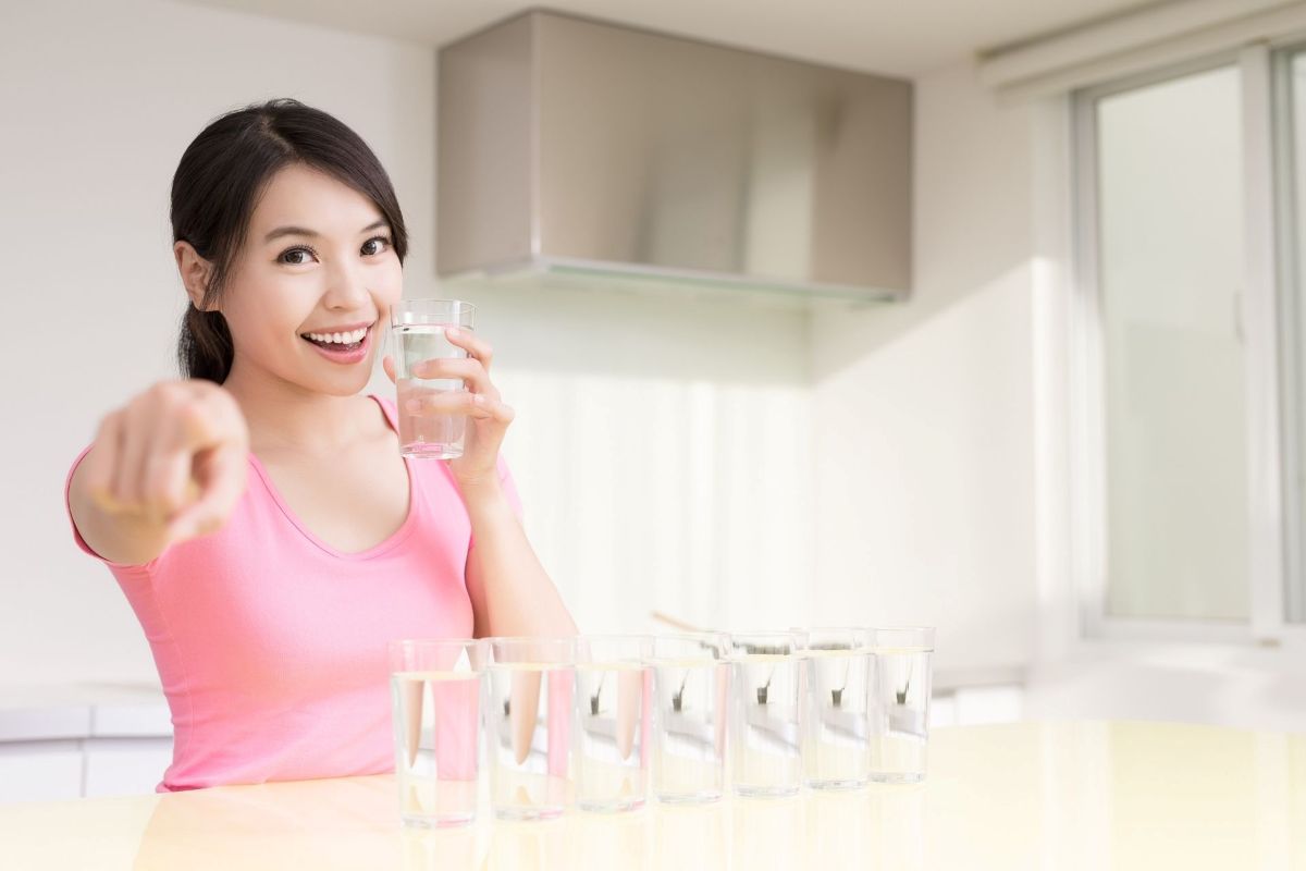 Uống đủ nước giúp da căng bóng, mịn màng và đàn hồi hơn