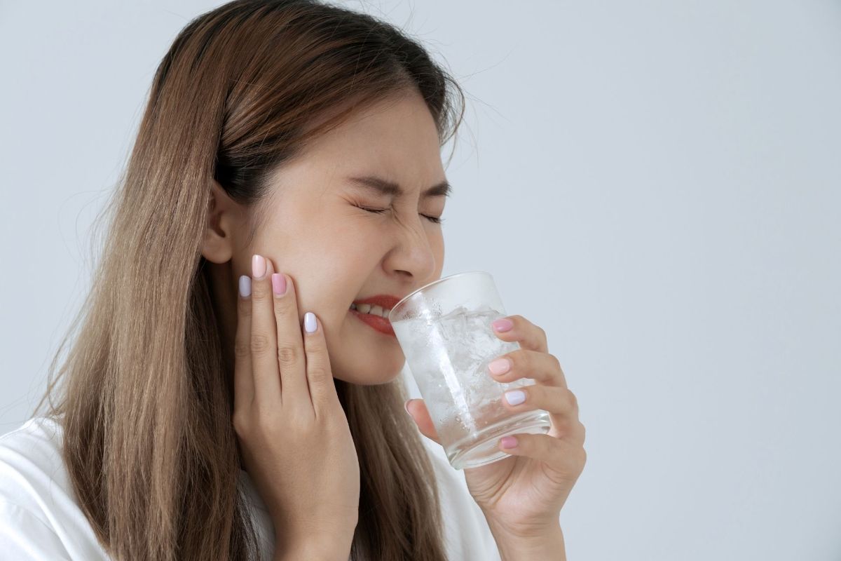 Uống nước lạnh nhiều có tốt không? Uống nhiều nước lạnh sẽ gây ê buốt răng