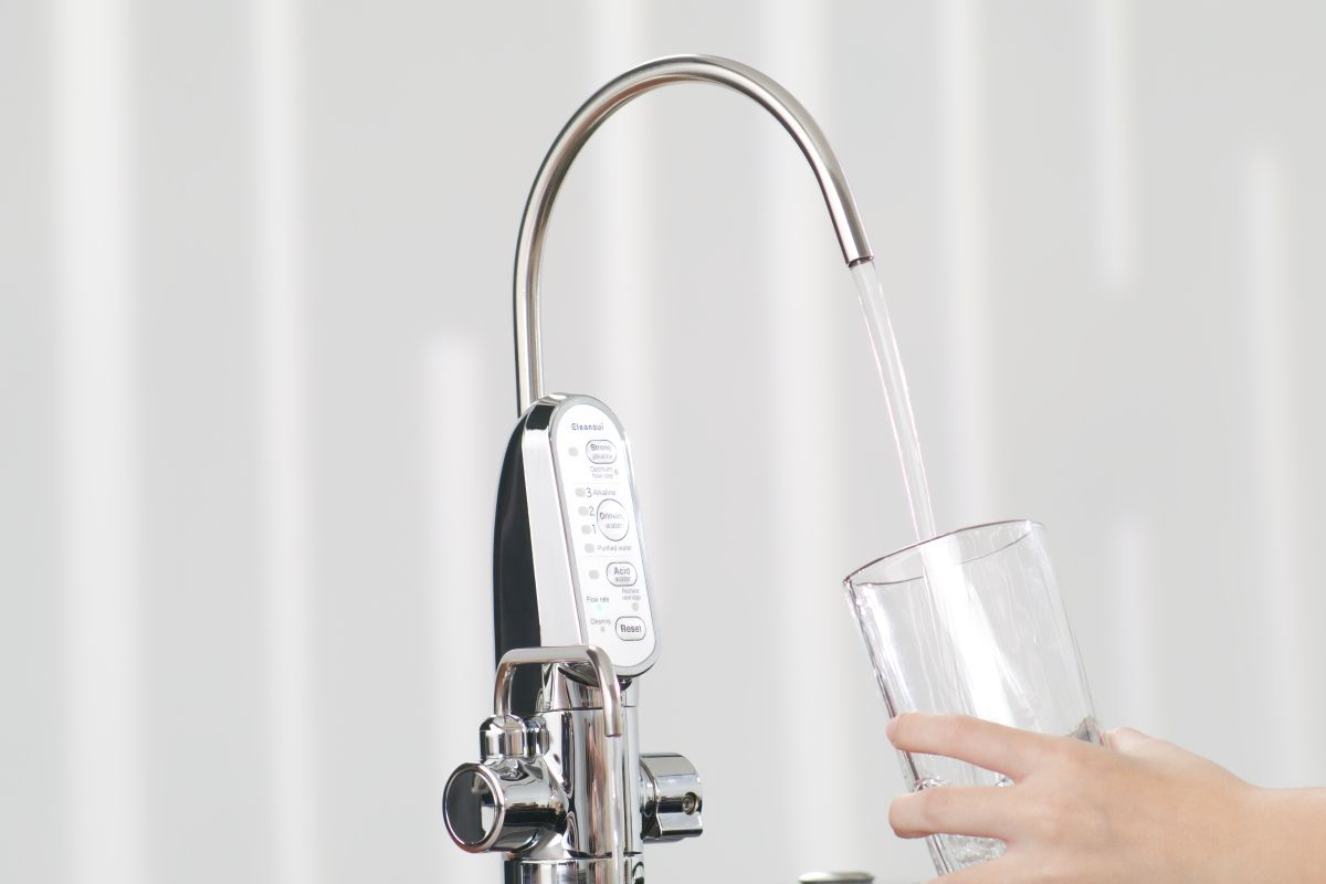 Uống nước ion kiềm từ sản phẩm Cleansui EU301 giúp cải thiện sức khỏe