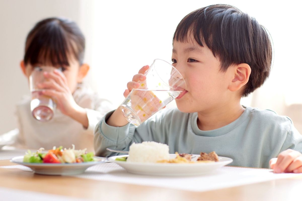 Vừa ăn cơm vừa uống nước có tốt không?