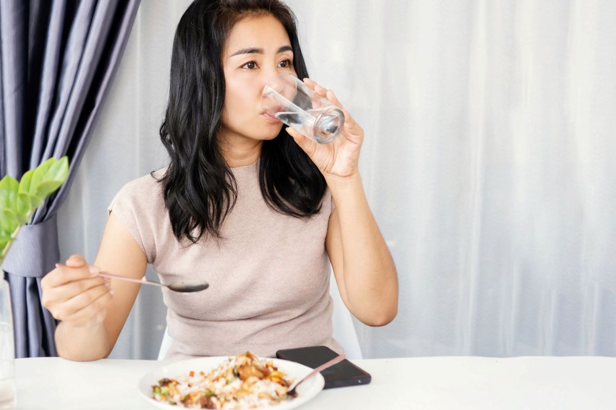 Vừa ăn vừa uống nước có tốt không? 4 tác hại của việc uống nước trong lúc ăn