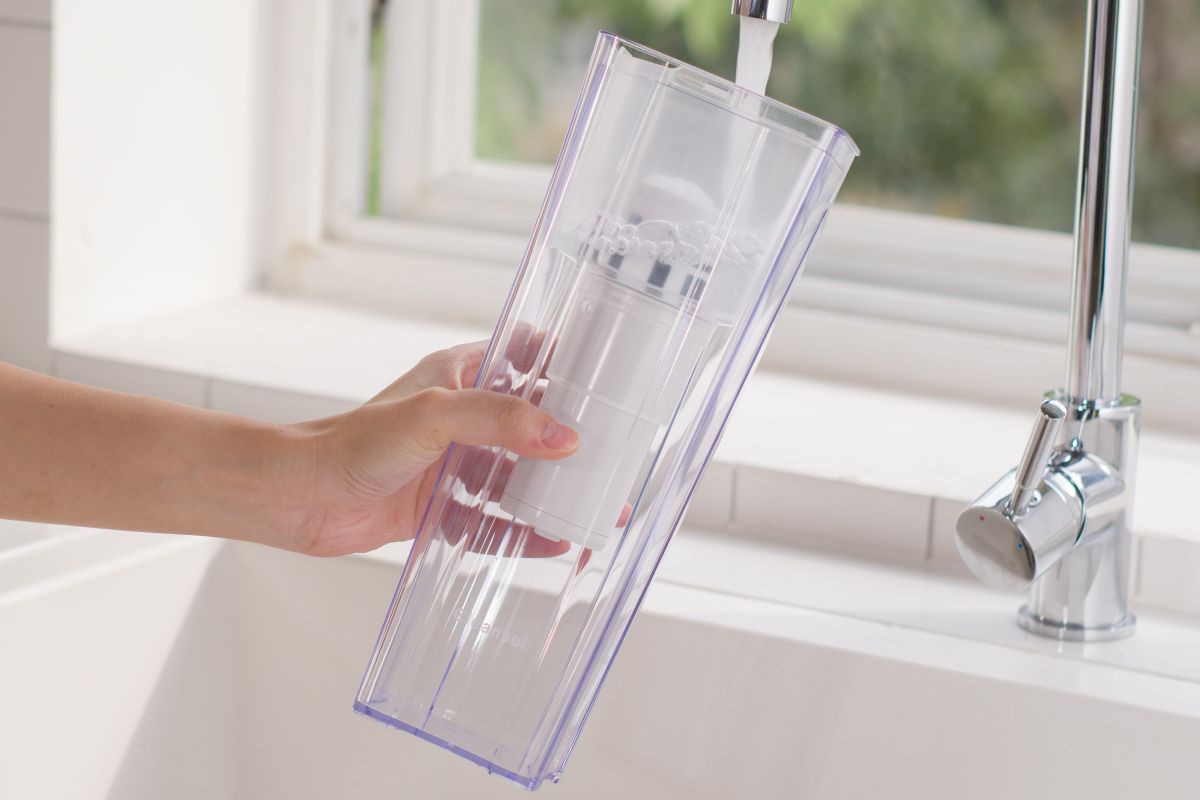 Thay lõi bình lọc nước cầm tay Cleansui giúp loại bỏ các tạp chất trong nước