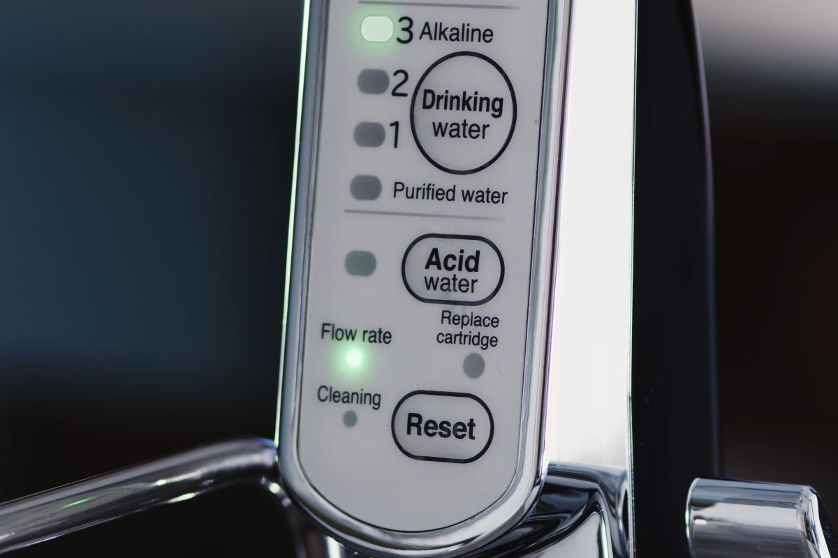 Đèn “Flow rate” trên bảng công tắc trong máy lọc nước Cleansui