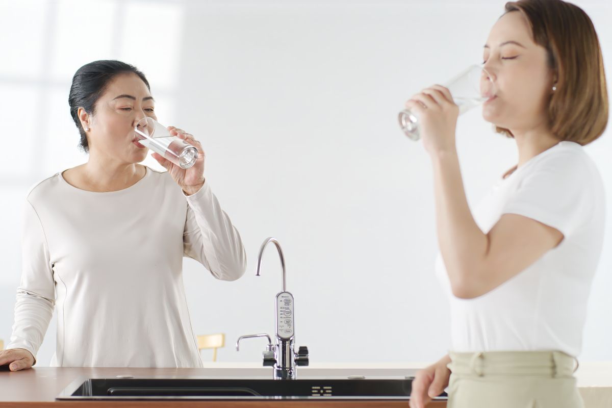Bạn có thể kết hợp chế độ ăn uống với nước ion kiềm để duy trì sức khỏe tổng thể