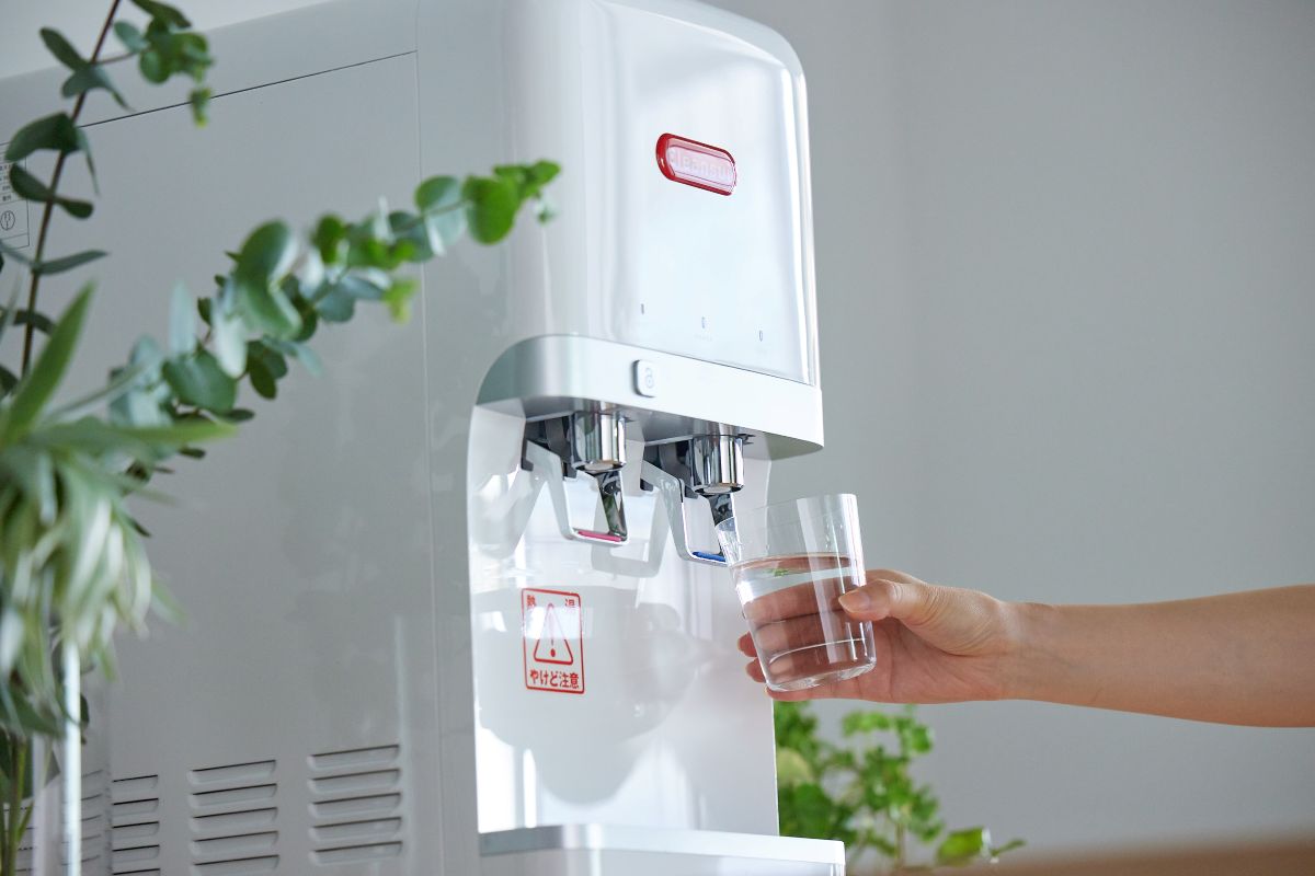 Sử dụng máy lọc nước nóng lạnh có tốn điện không?